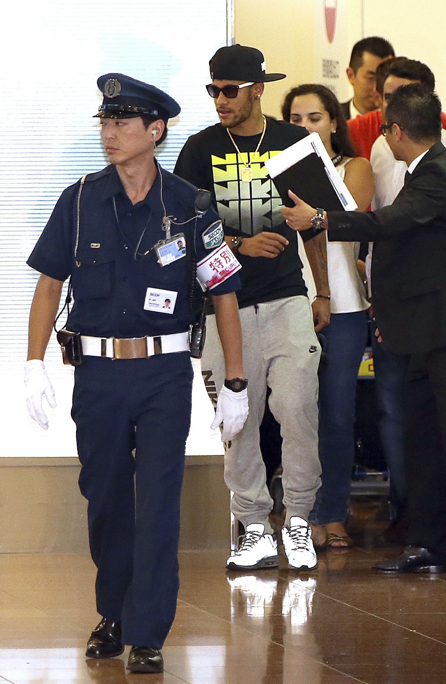 Neymar dice que espalda mejora en viaje a Jap&oacute;n