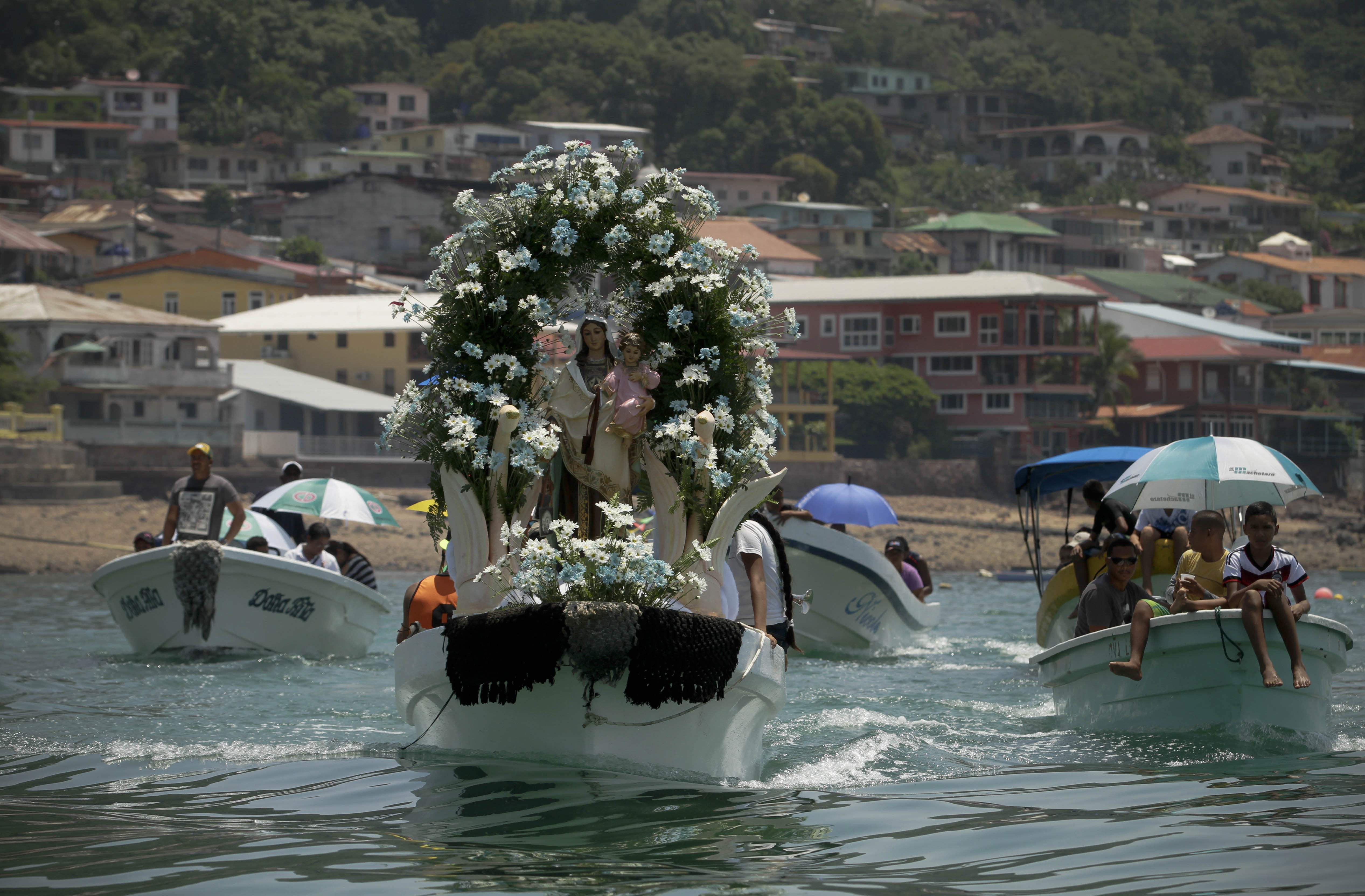 Paname&ntilde;os celebran centenario del Canal