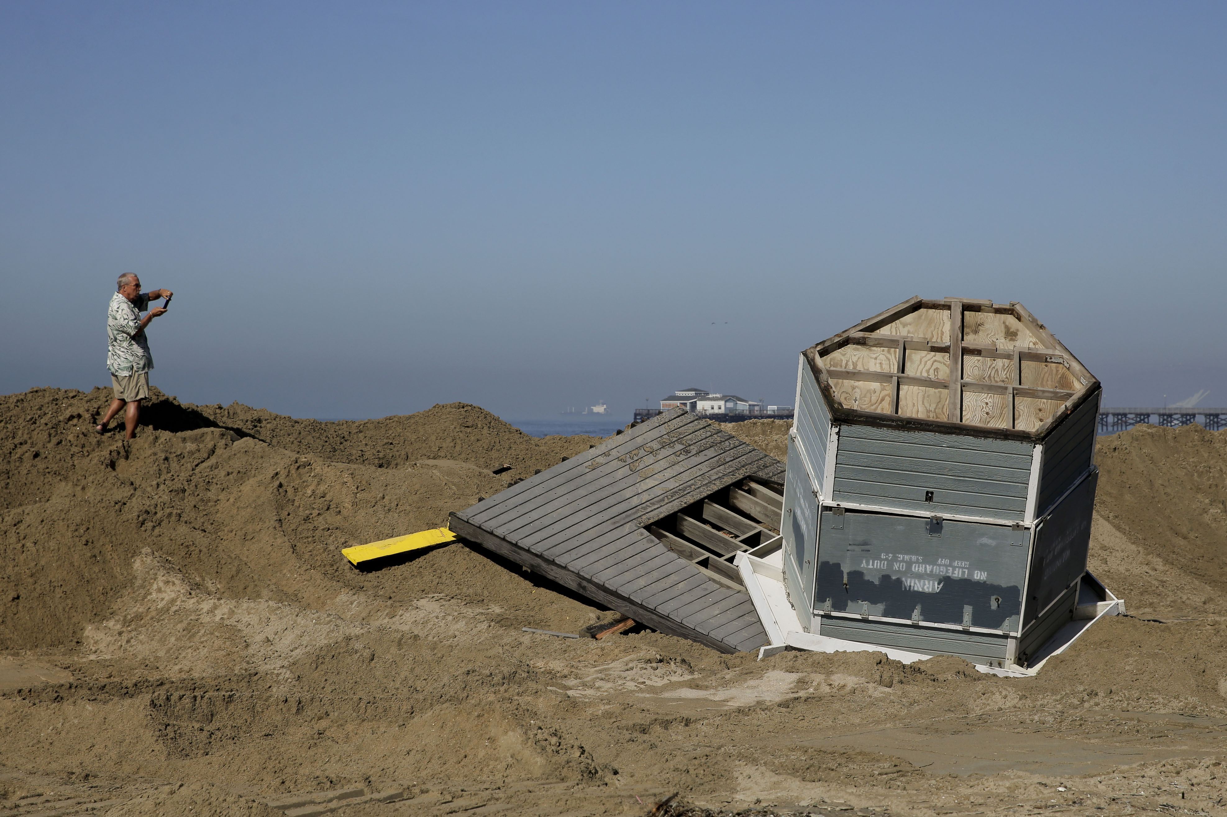 Fuerte marea inunda pueblo costero en California