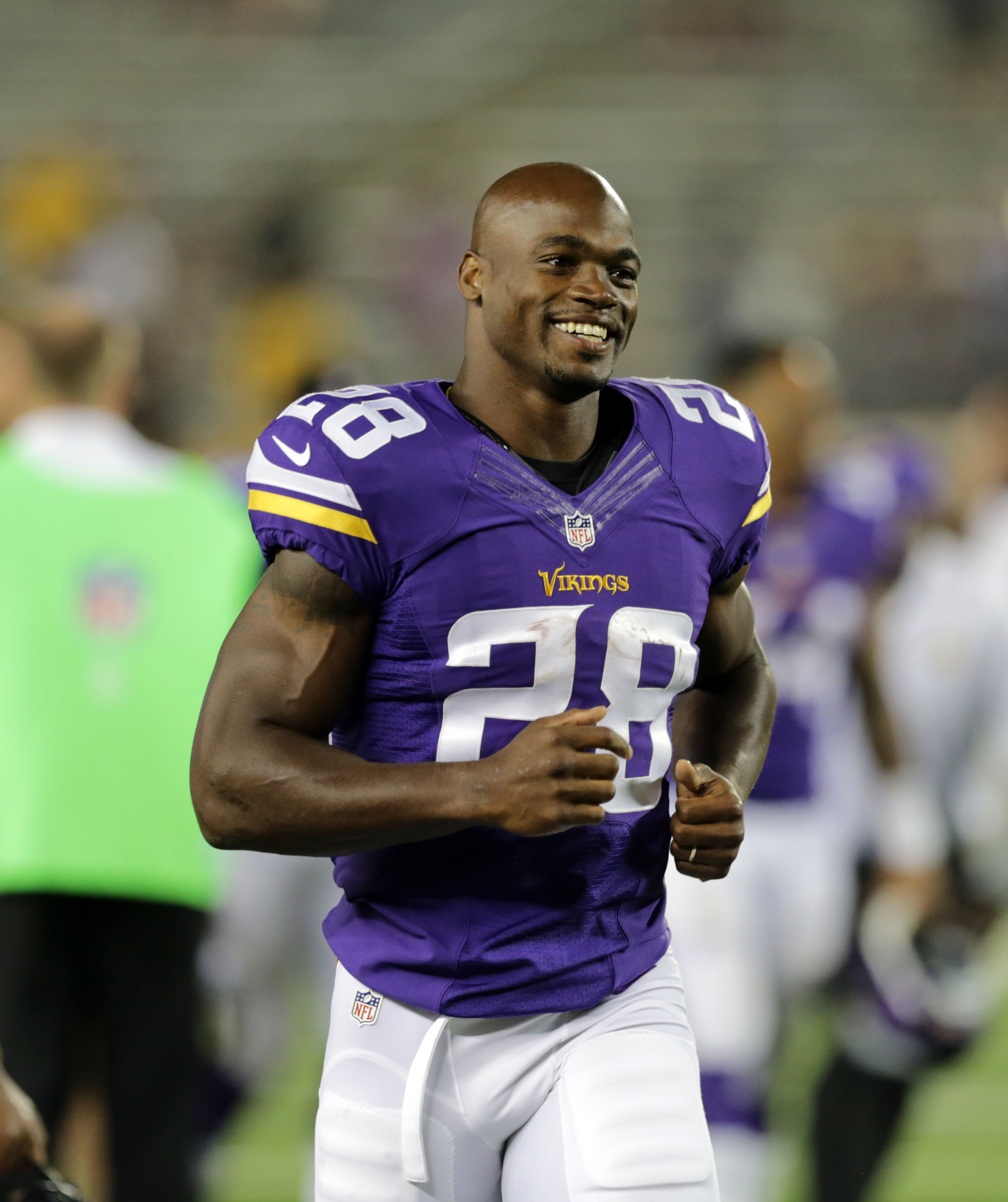 Adrian Peterson sale libre bajo fianza