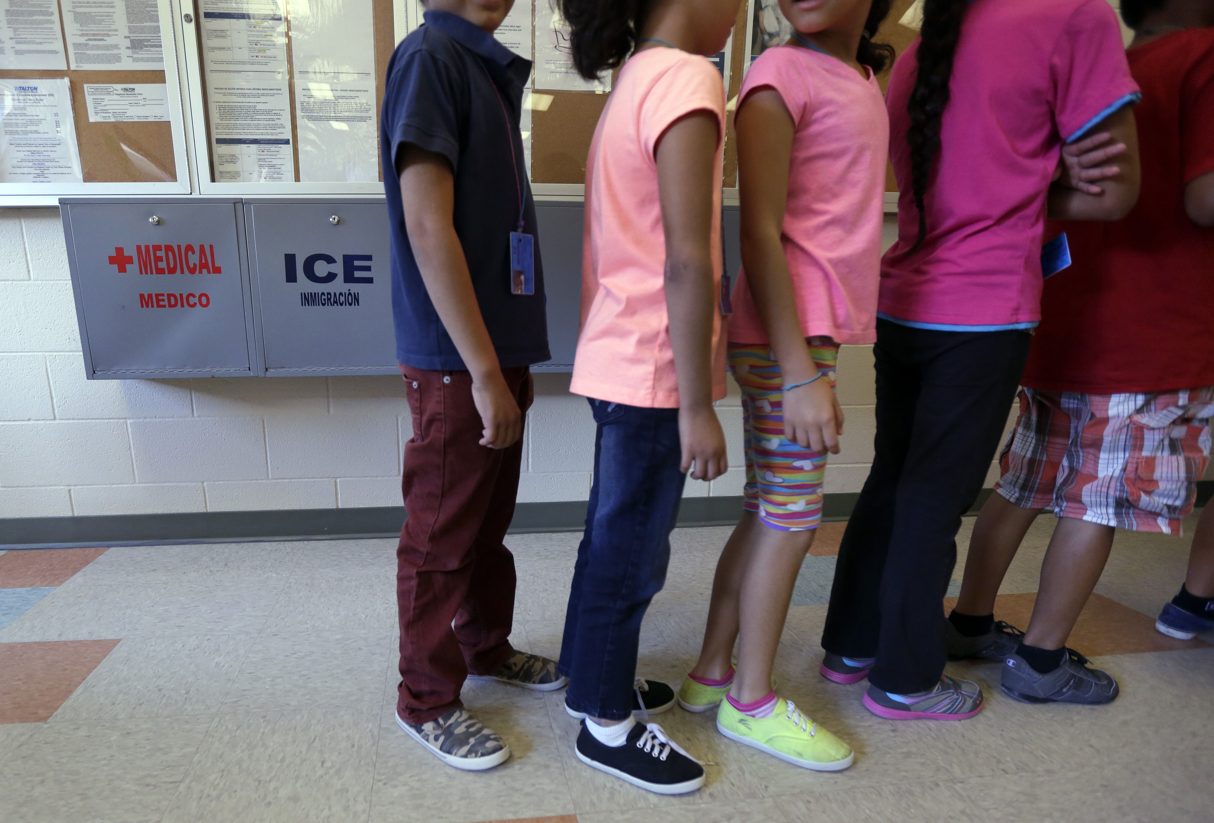 Niños migrantes regresan a clases en una prisión de Texas