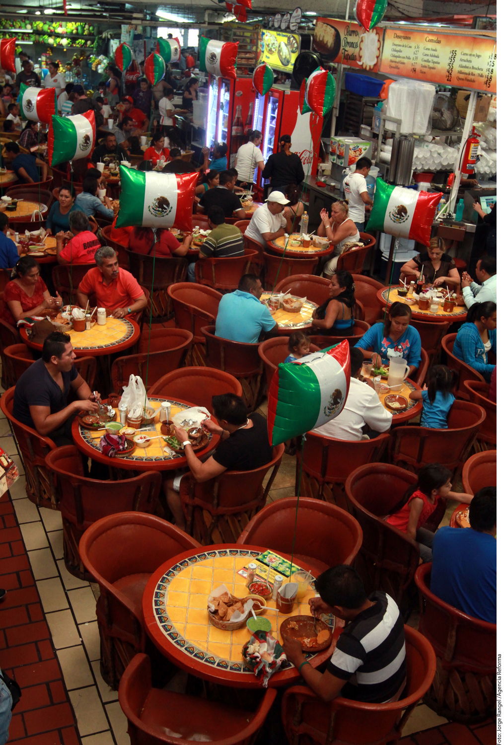 Celebran desfiles en estados del norte