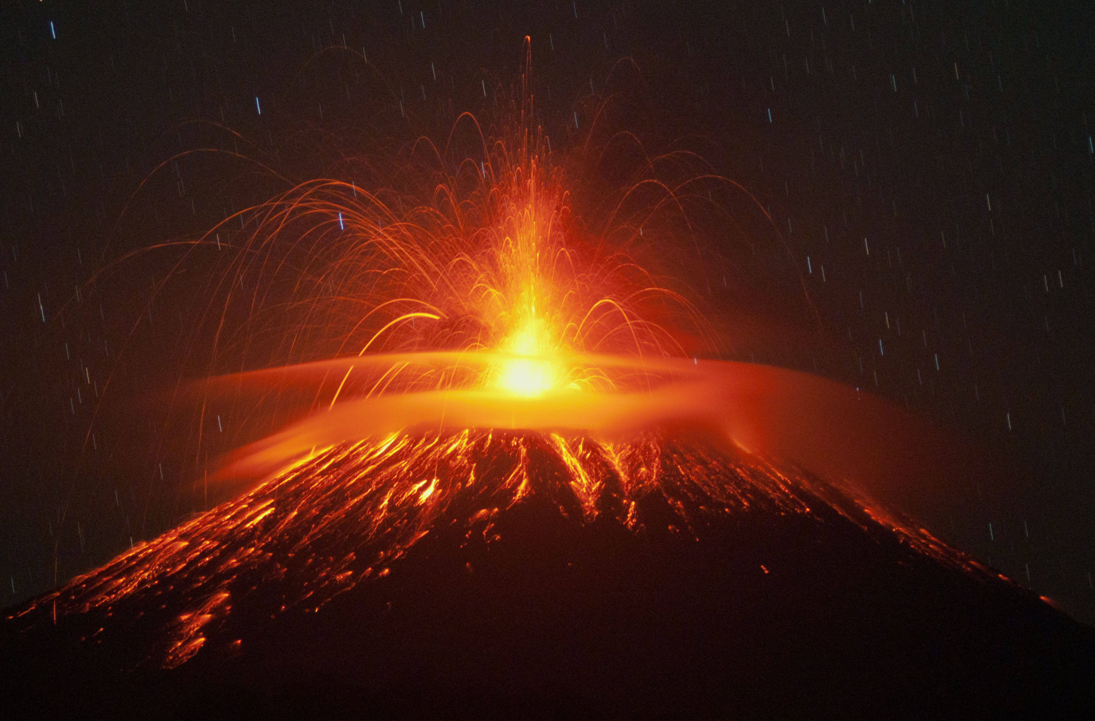 Indonesia: Volcán entra en erupción