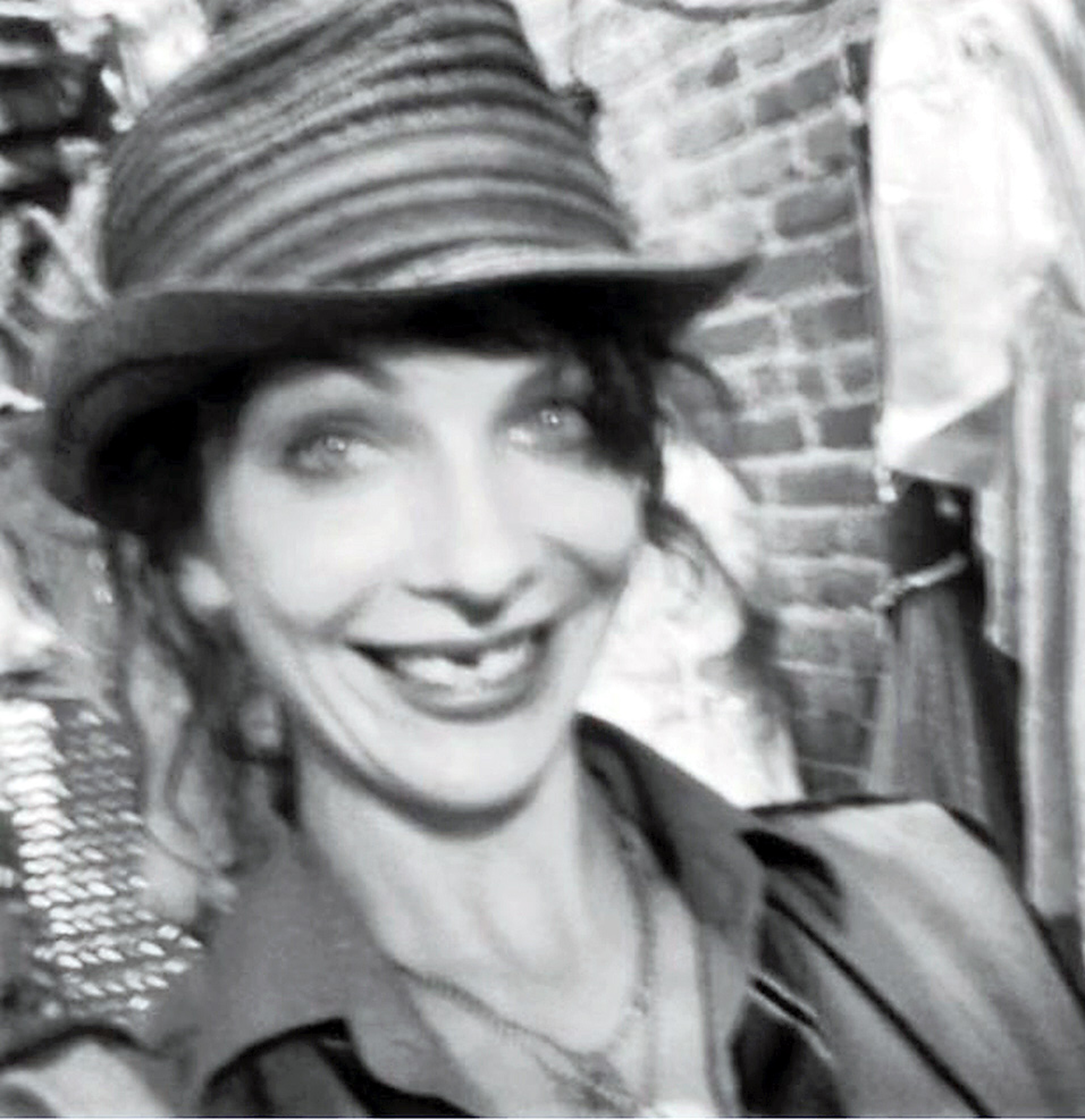 Modelo pide dinero para recuperar su diente