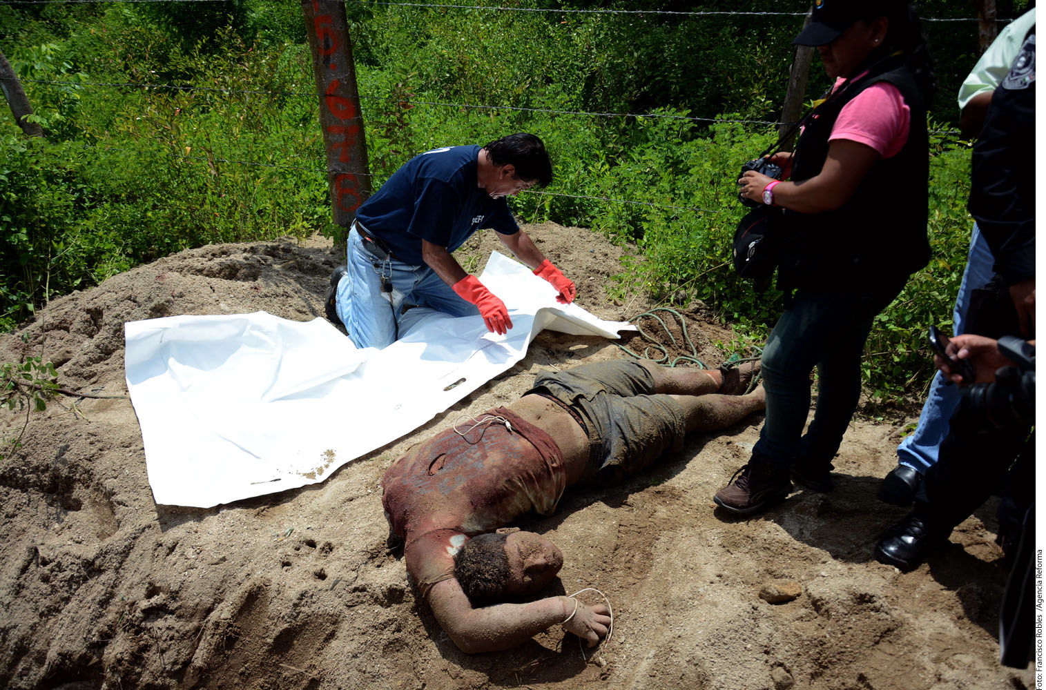 Hallan decapitado en fosa en Acapulco