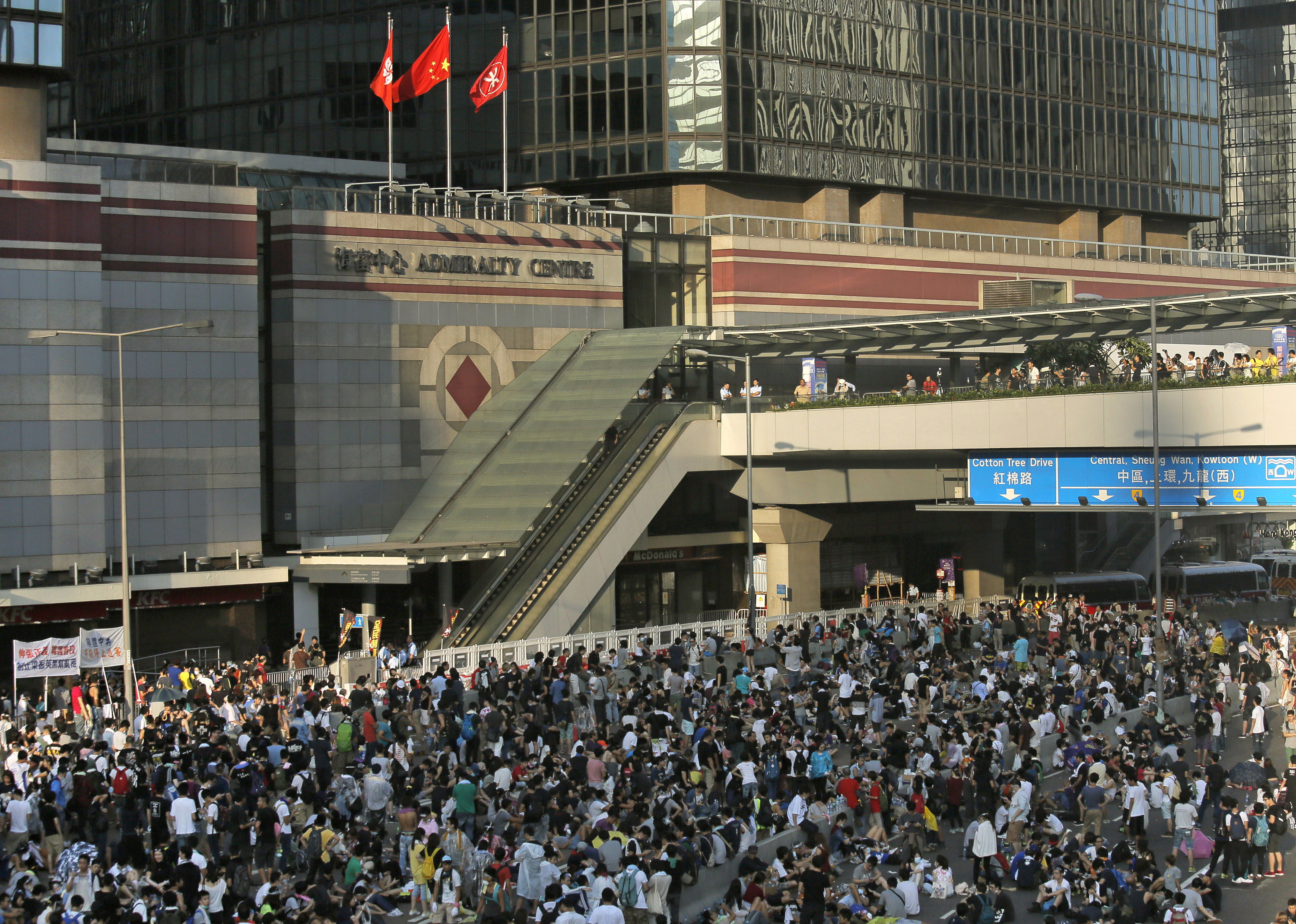 Miles protestan en las calles de Hong Kong