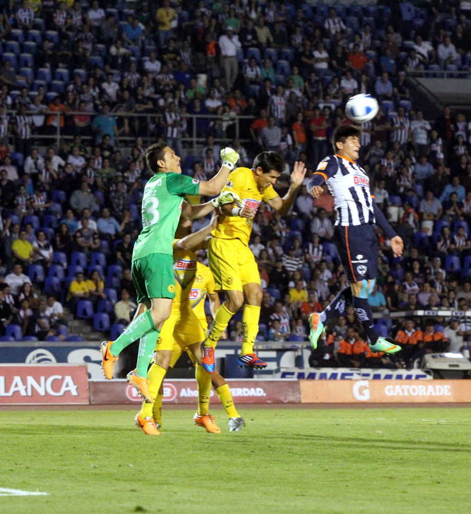 Dominan &Aacute;guilas  a Rayados