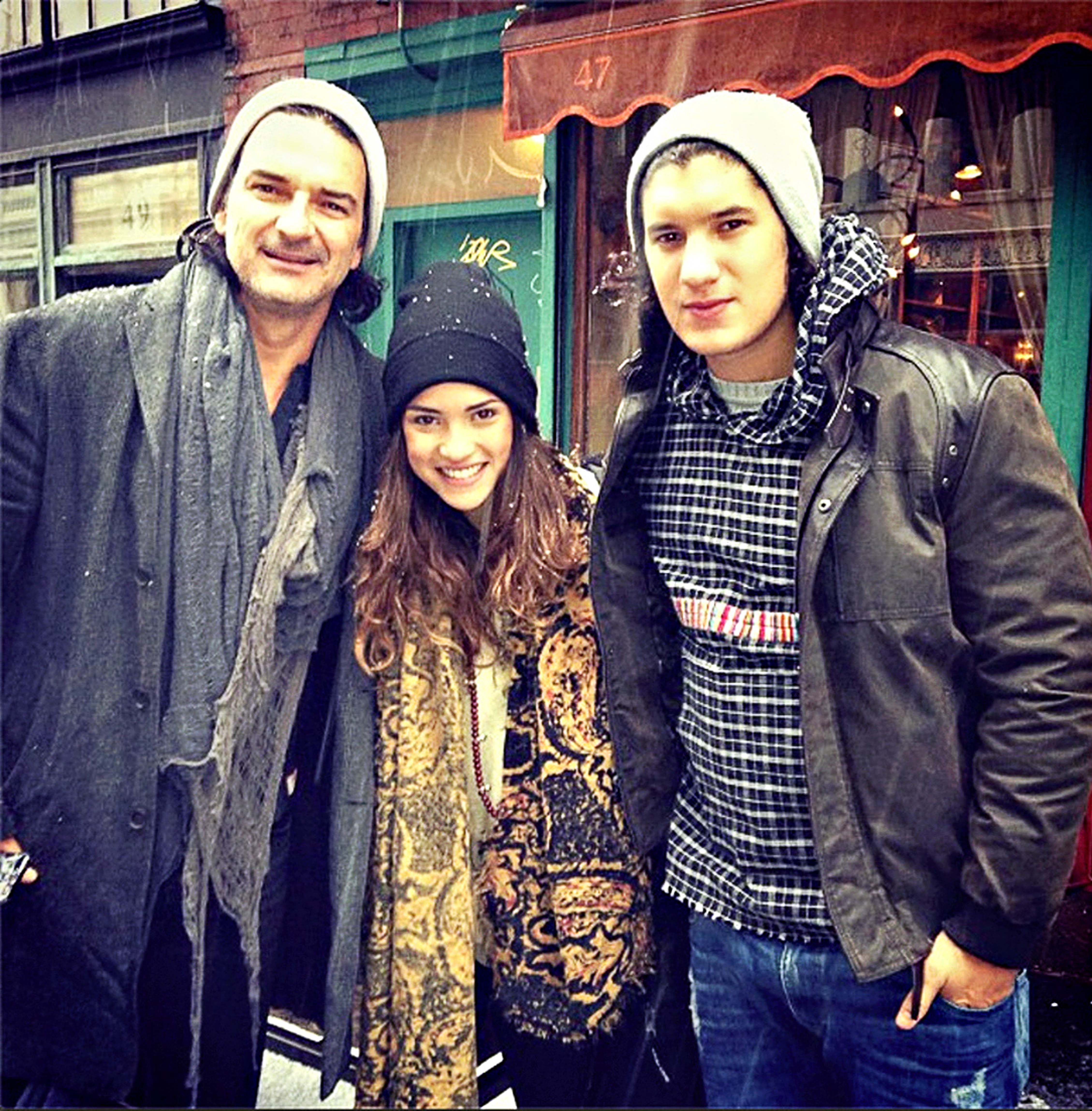 Le da Arjona chamba a su hijo