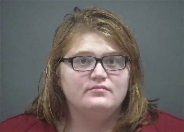 Mujer acusada de lanzar a su hijito de un puente