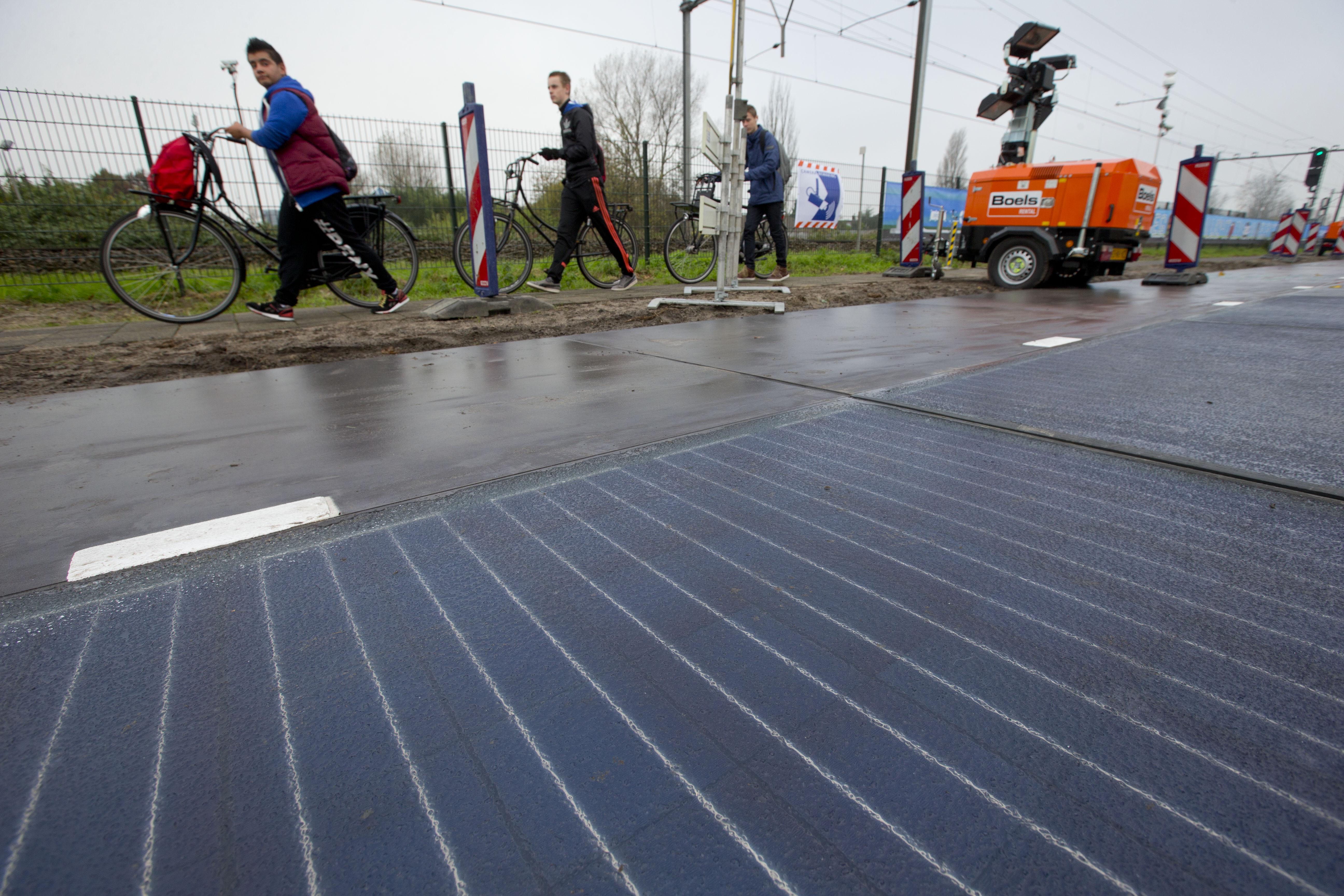 Ciclov&iacute;a construida con paneles solares en Holanda