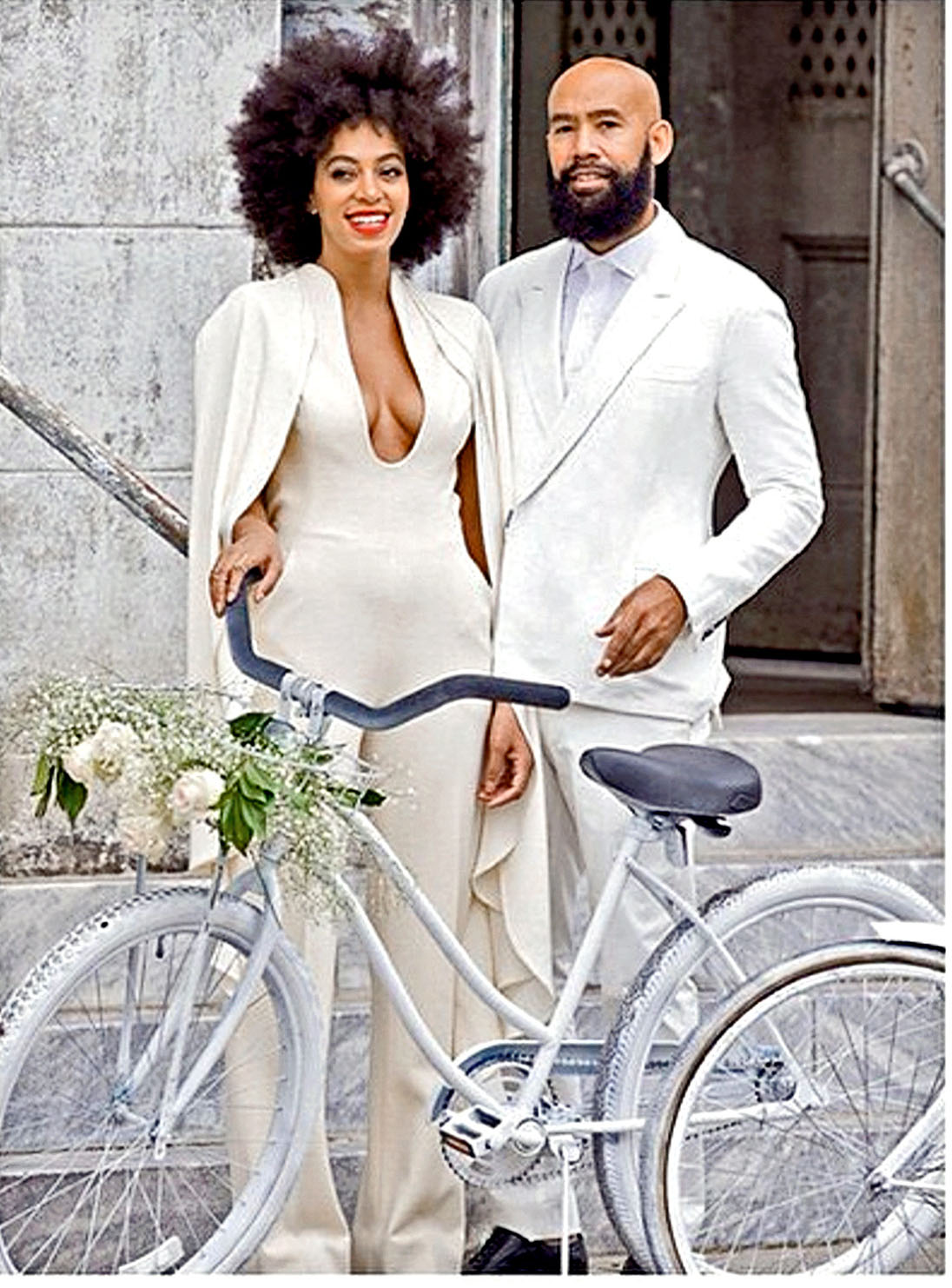 Solange llega al altar en bici