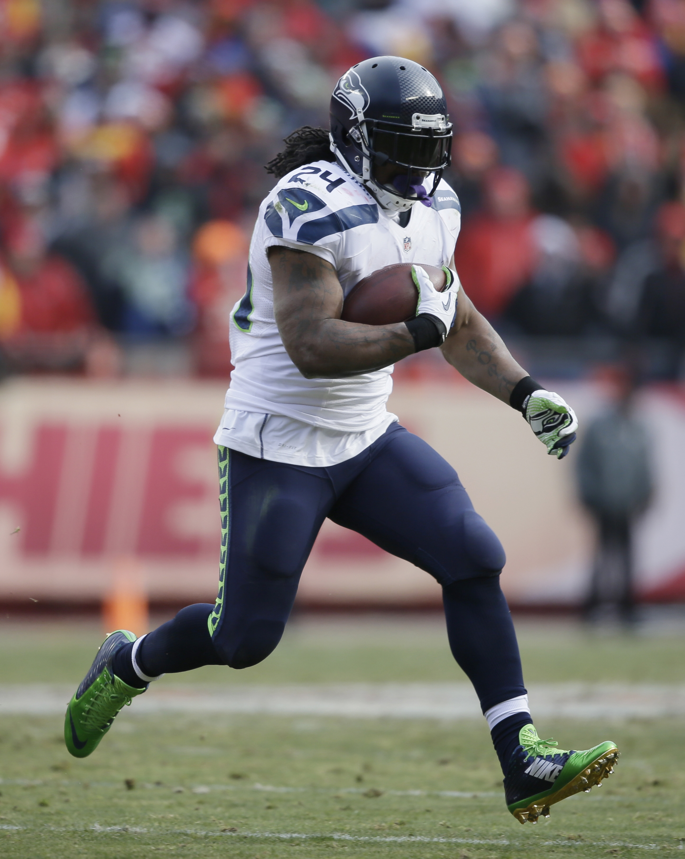 NFL multa a Lynch por evadir a los medios