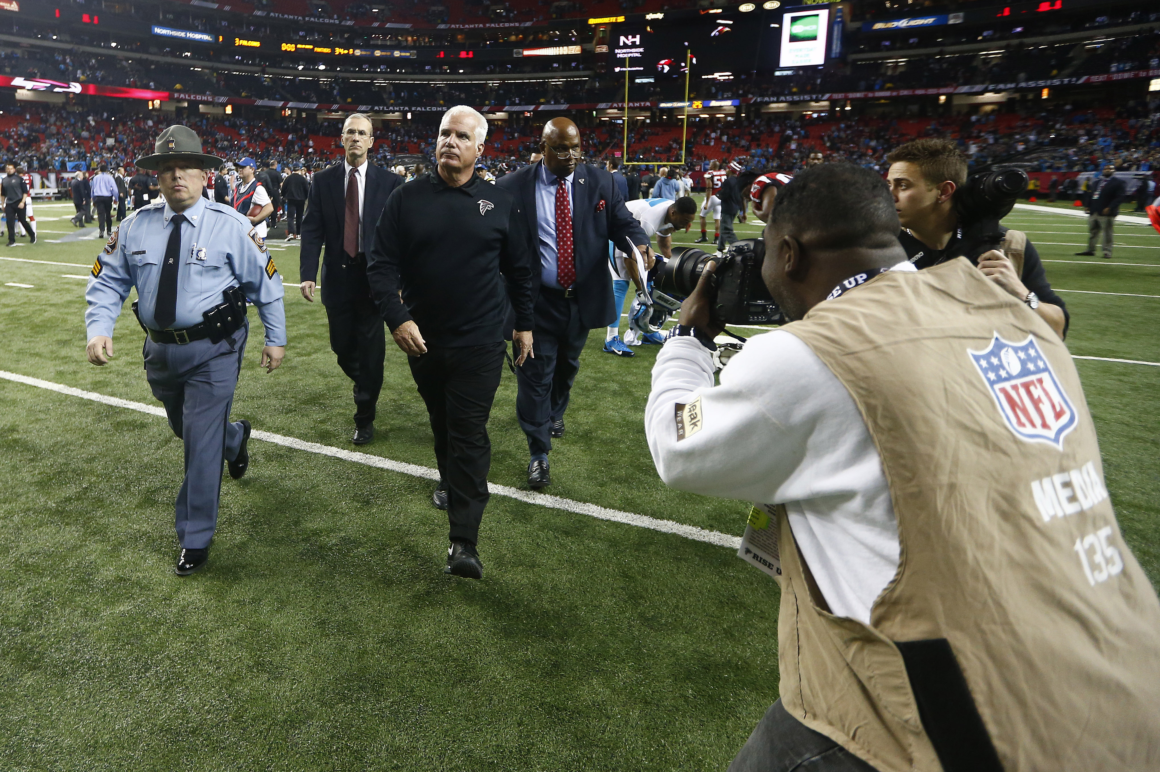 Falcons despiden a entrenador Mike Smith