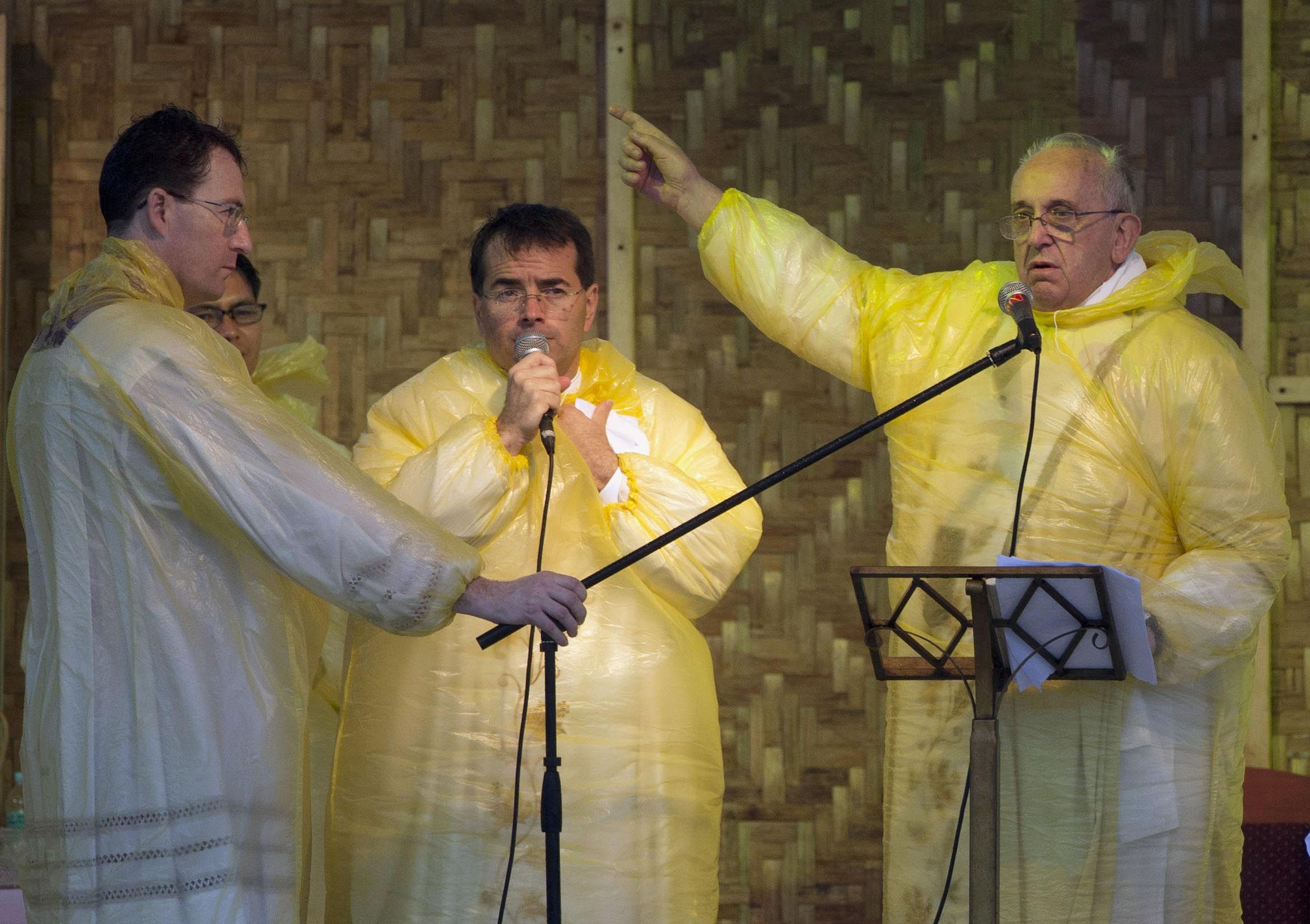 El papa dice que los cat&oacute;licos no  deben portarse “como conejos”