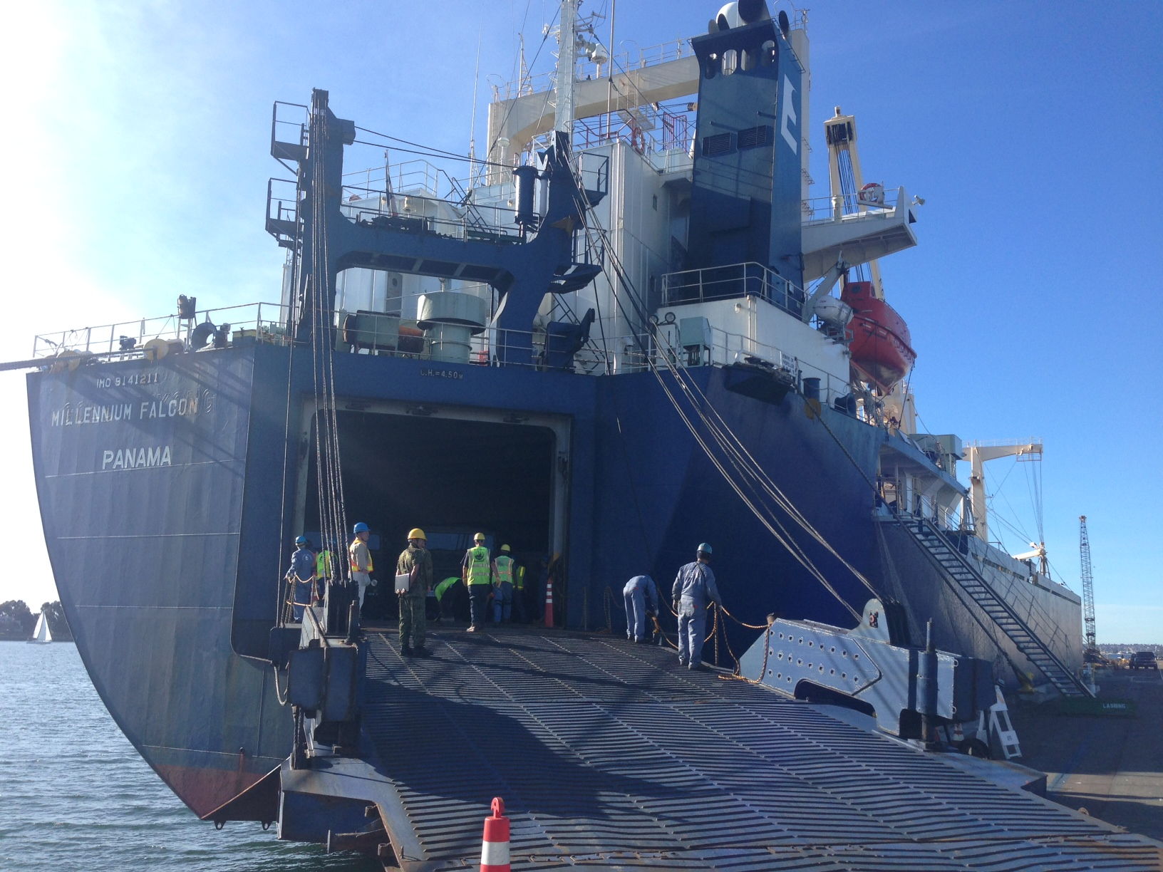 Millennium Falcon de Han Solo pasa por el Puerto de Everett