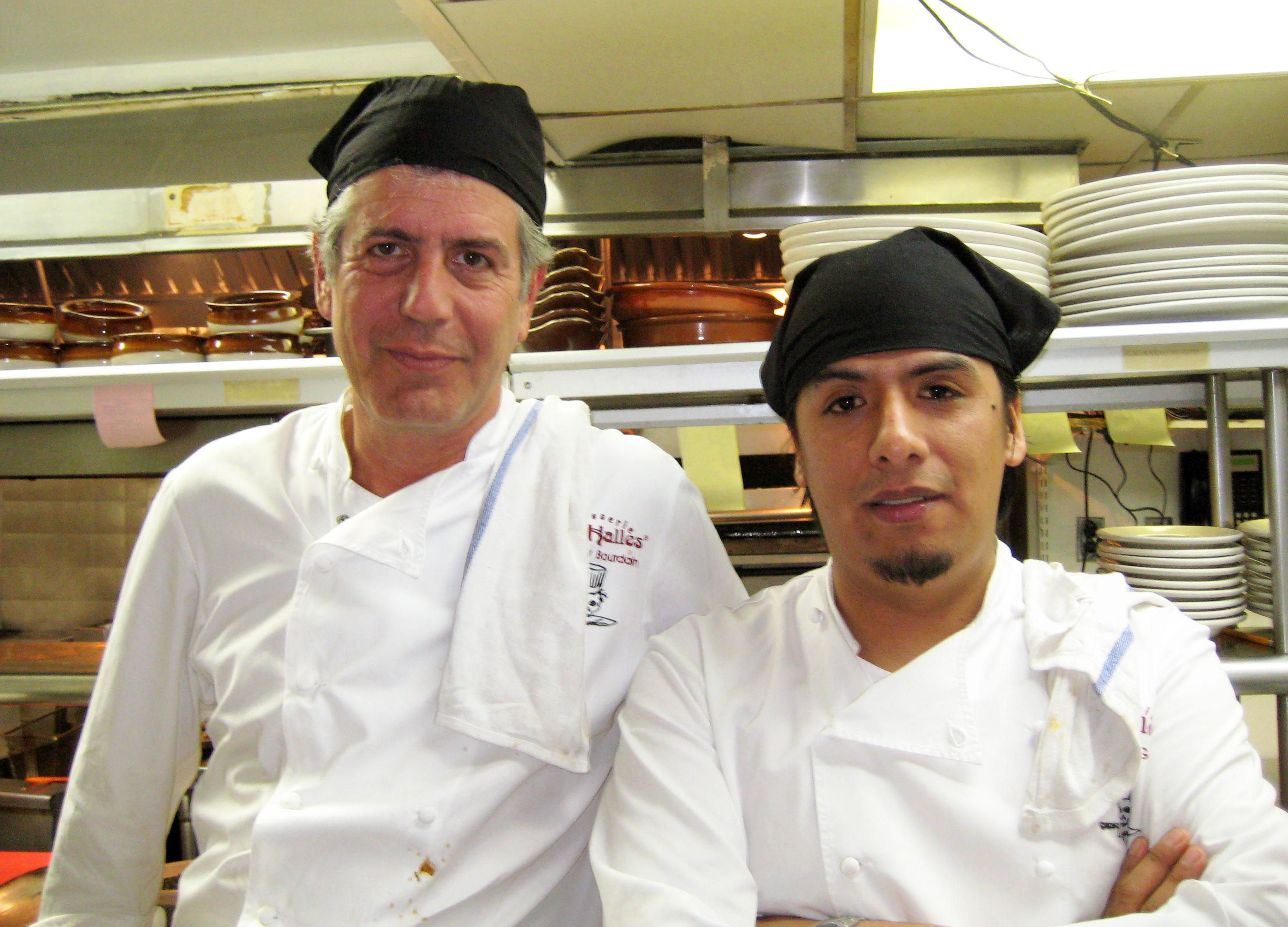 Bourdain pide respeto para hispanos en restaurantes de EEUU