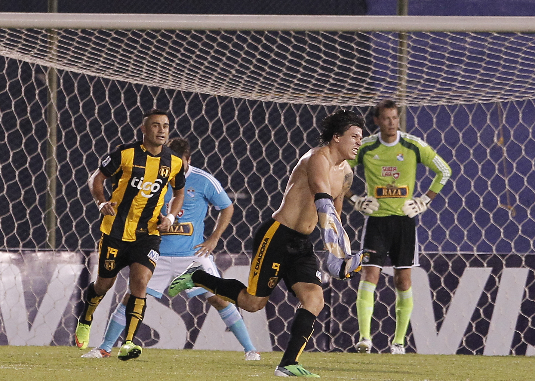 Cristal saca empate 2-2 en feudo de Guaran&iacute;