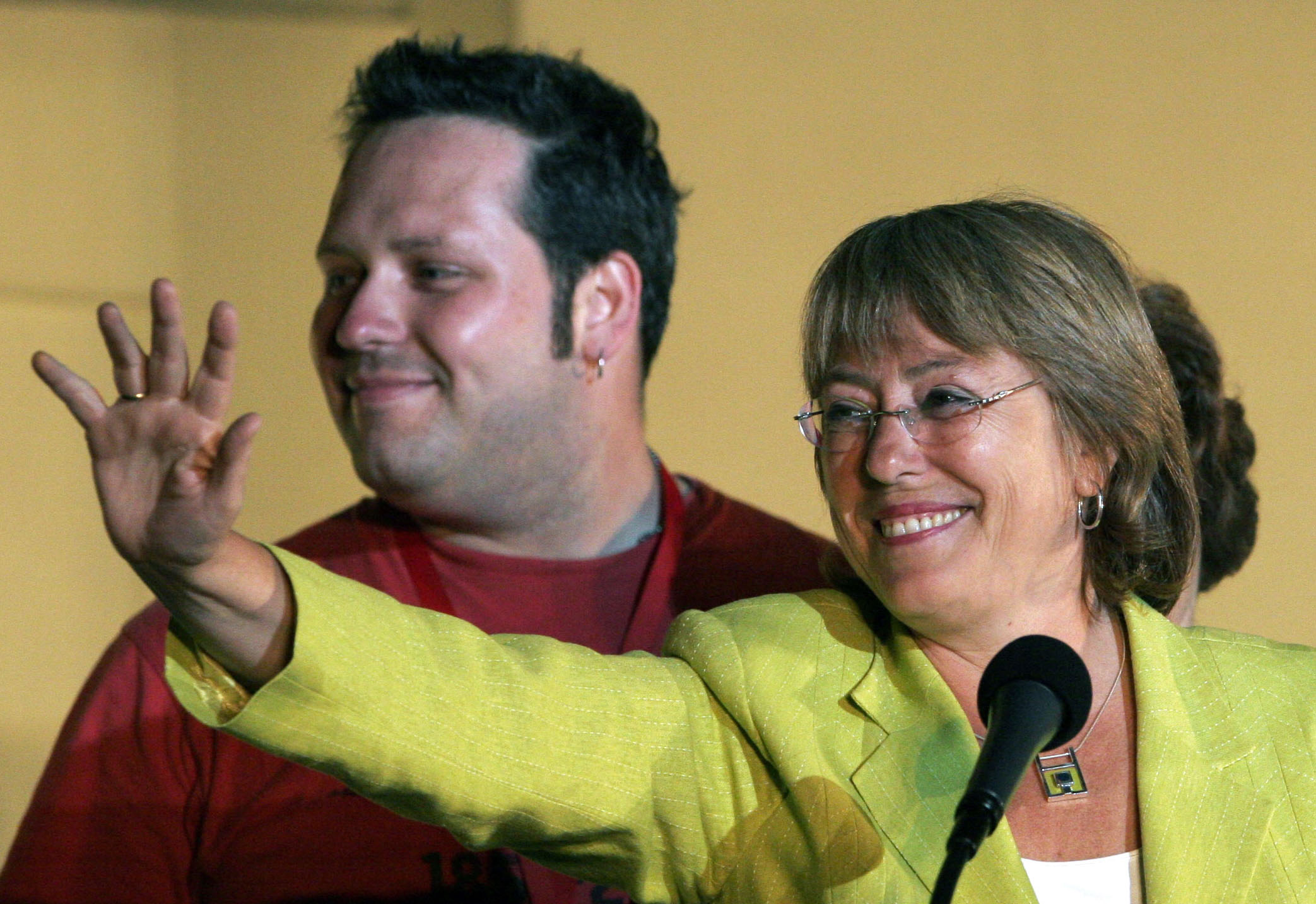 Bachelet dolida por escándalo que afecta a su hijo y nuera