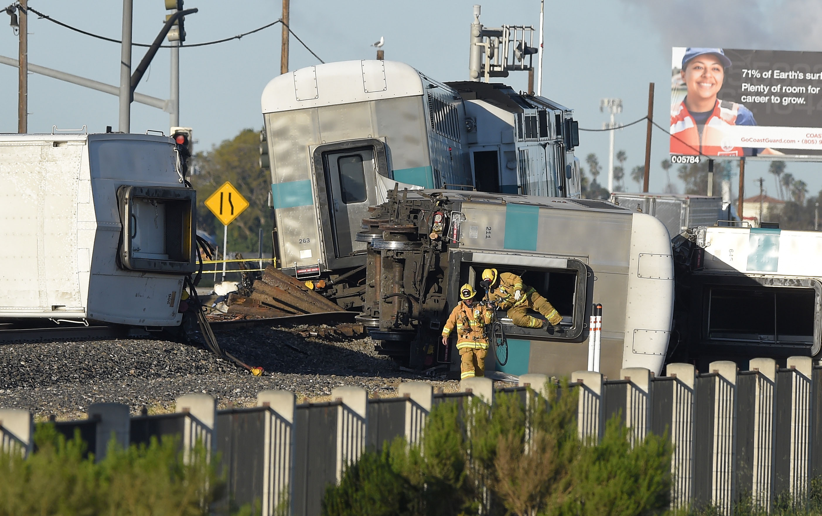 Tren de Metrolink choca con cami&oacute;n en sur de California