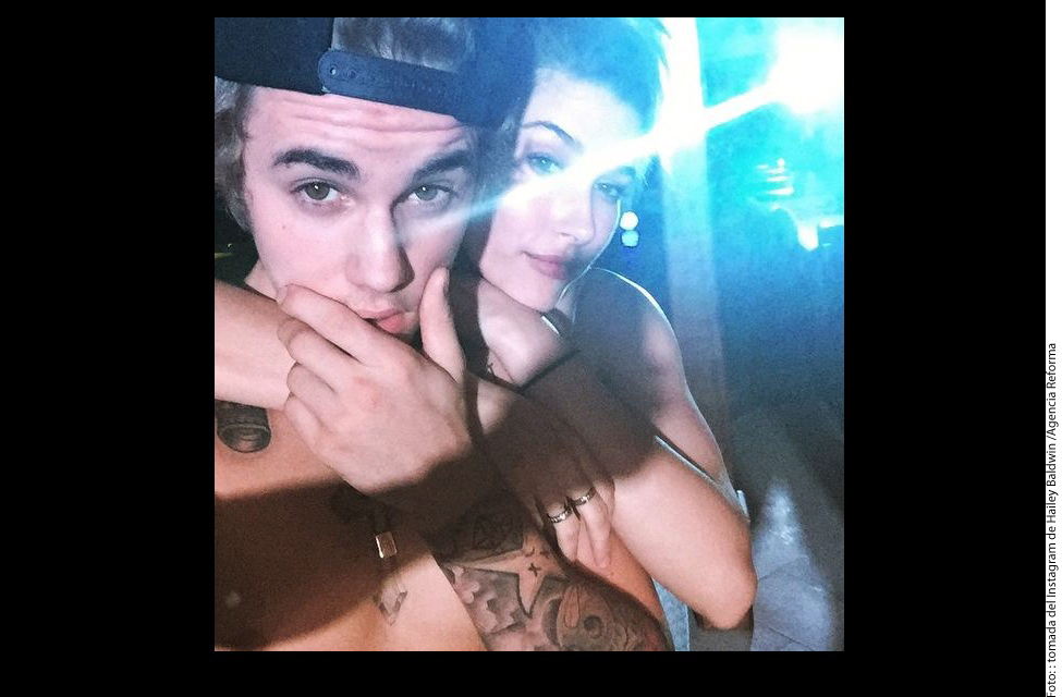 Celebra Bieber sus 21 con dos modelos