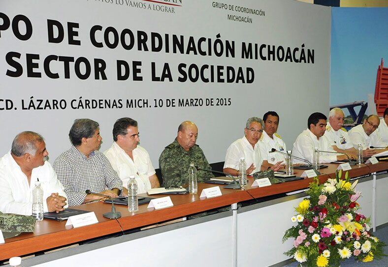 Van en Michoacán contra autodefensas