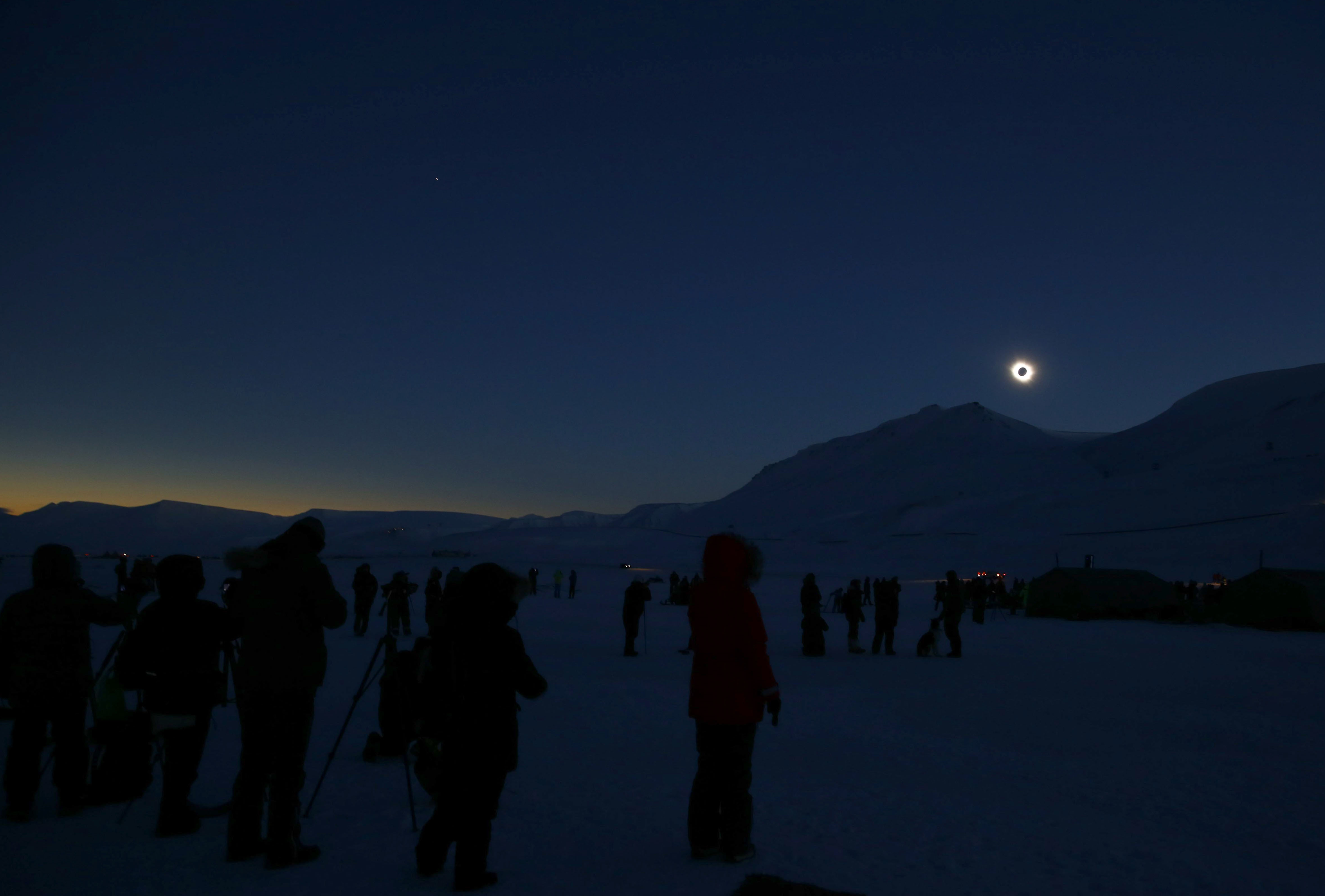 Eclipse solar deleita a millones en Europa