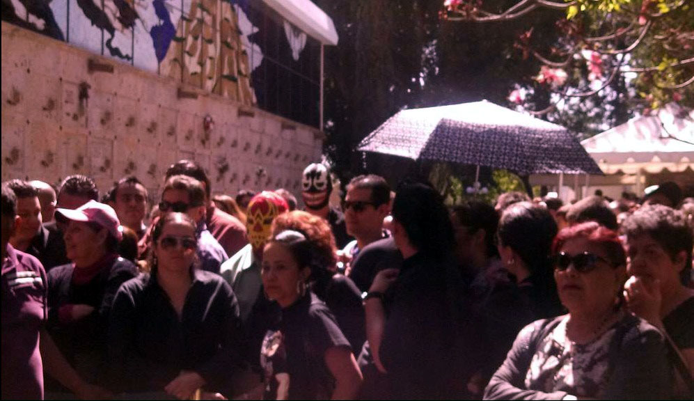 Acude Rey Mysterio a funeral del Perrito