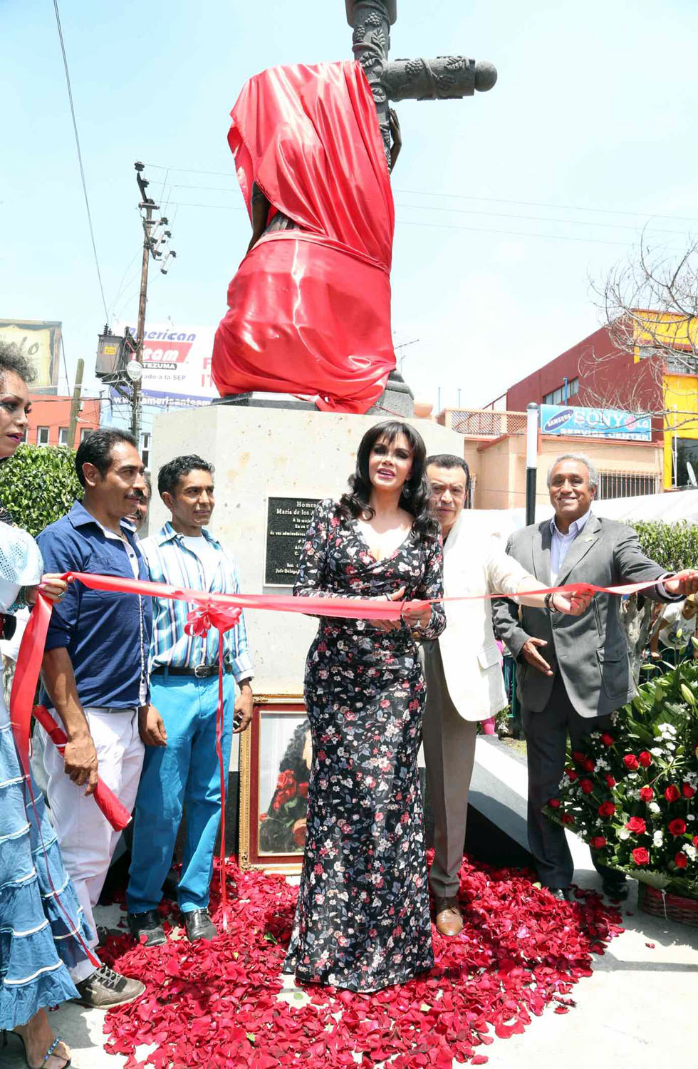 Devela Luc&iacute;a estatua de La Do&ntilde;a