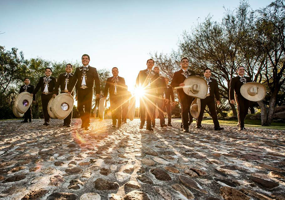 Dan en Texas cl&iacute;nicas de mariachi