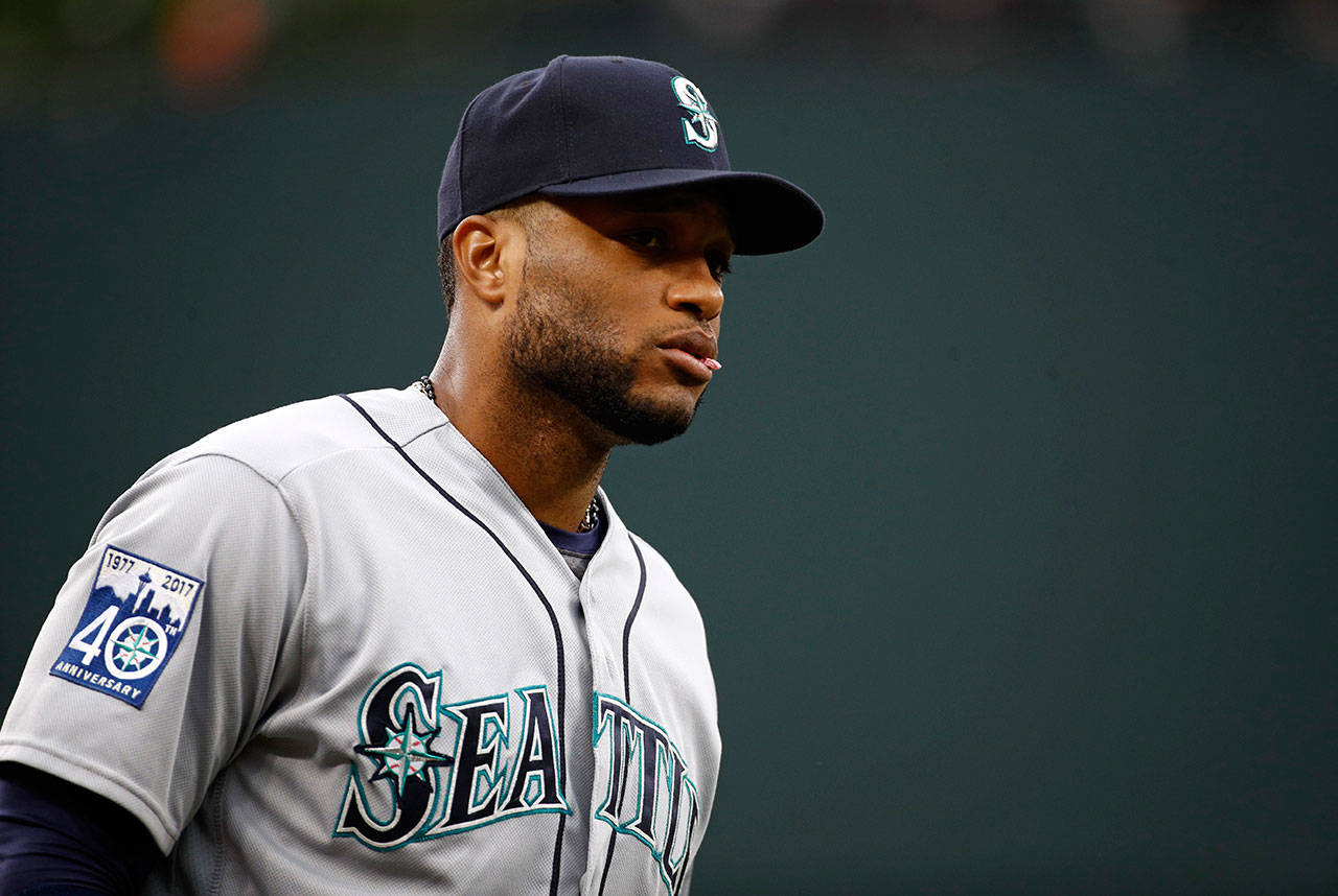 Robinson Cano de Seattle Mariners entra al campo antes de un juego de béisbol contra los Orioles de Baltimore en Baltimore. Cano ha sido suspendido de 80 juegos por violar el acuerdo conjunto de drogas del béisbol. La liga anunció el martes 15 de mayo de 2018. (AP Foto/Patrick Semansky, File)