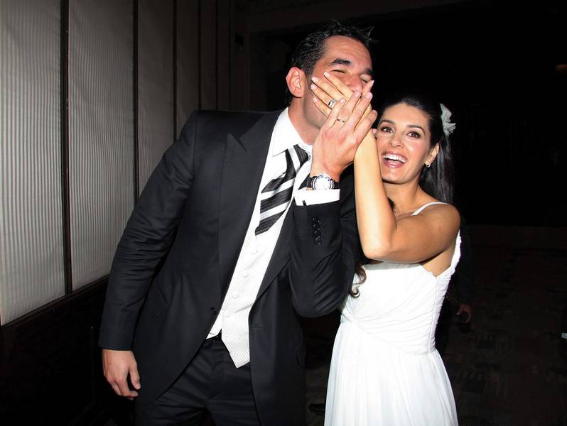 Sellan su amor frente a seres queridos