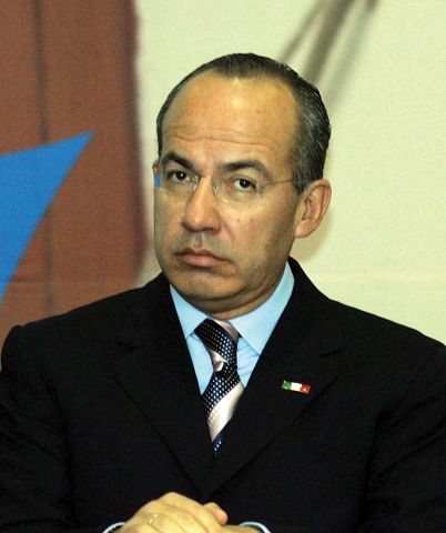 Presume Calder&oacute;n solidez de bancos