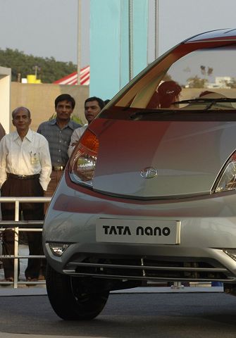 Tata Motors presenta auto Nano ultrabarato