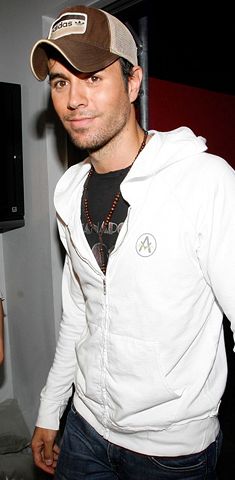 Cura Enrique el insomnio a fans