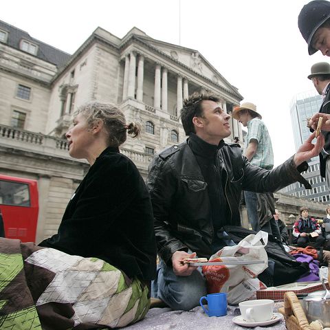 Manifestantes contra el G20 inician sus protestas... tomando té