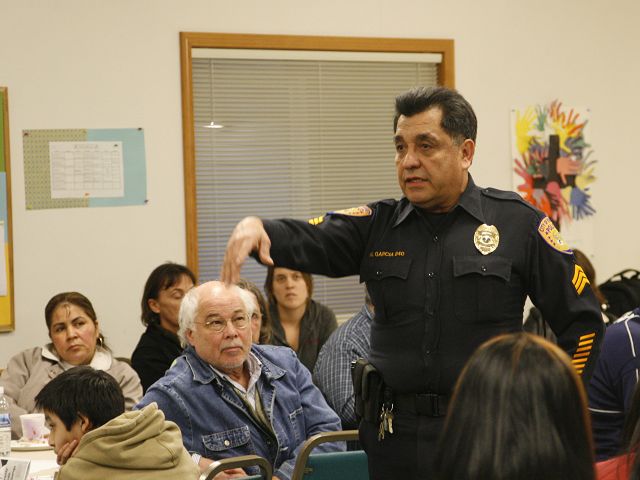 Padres aprenden sobre pandillas