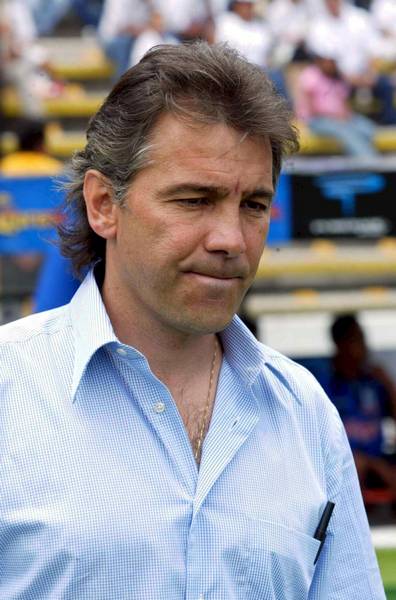 El calcetinazo se lo damos a Carlos De los Cobos,