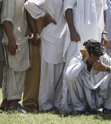 Mujeres se clavan las manos en protesta