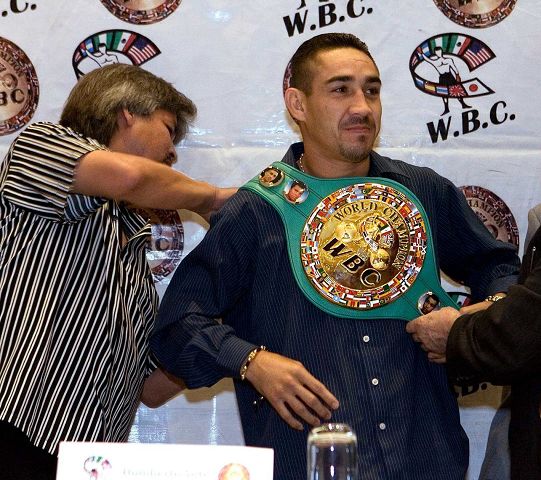 Entregan cintur&oacute;n a Soto