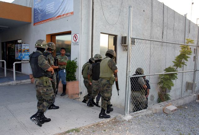 contin&uacute;an revisiones a polic&iacute;as