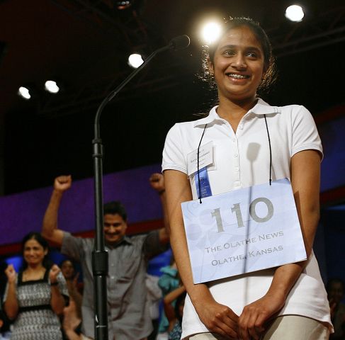 Ni&ntilde;a india-americana gana en deletreo