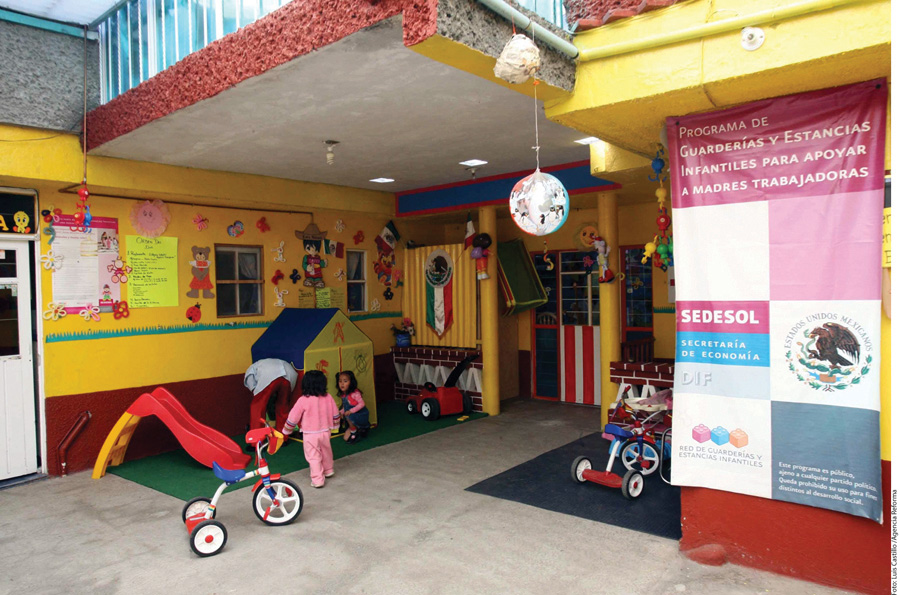 Da IMSS 14 mdp a familias por incendio