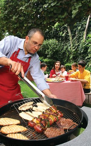Pap&aacute; enciende el fuego