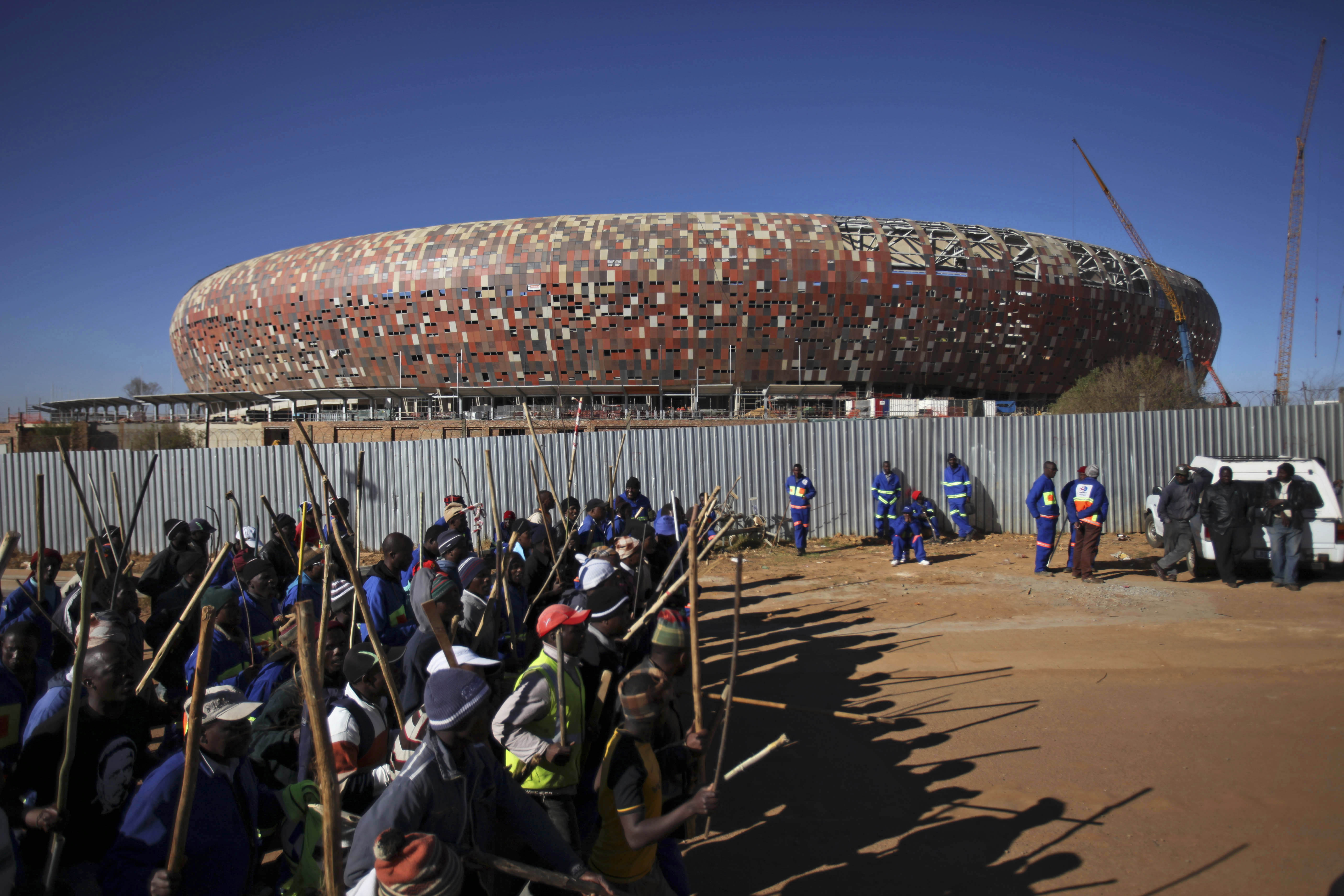 Termina huelga de obreros de los estadios
