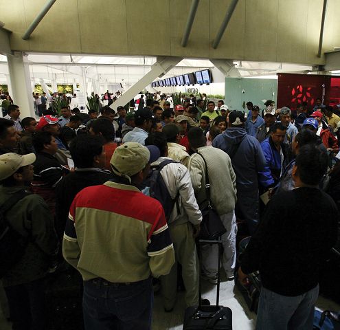 Abarrotan mexicanos Embajada de Canad&aacute;