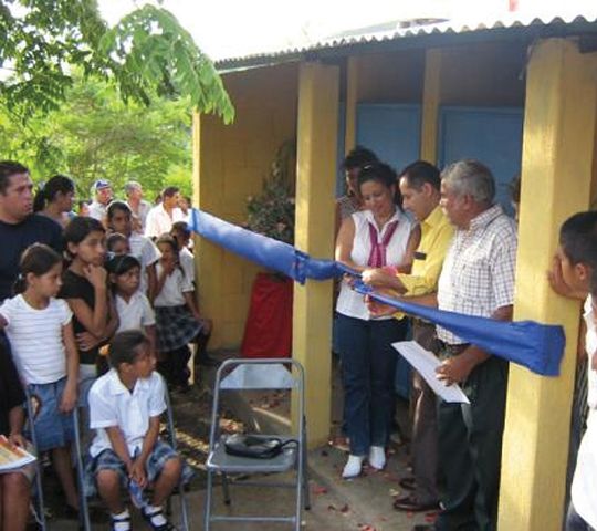 Ayudando a educar y a promover servicios sanitarios.