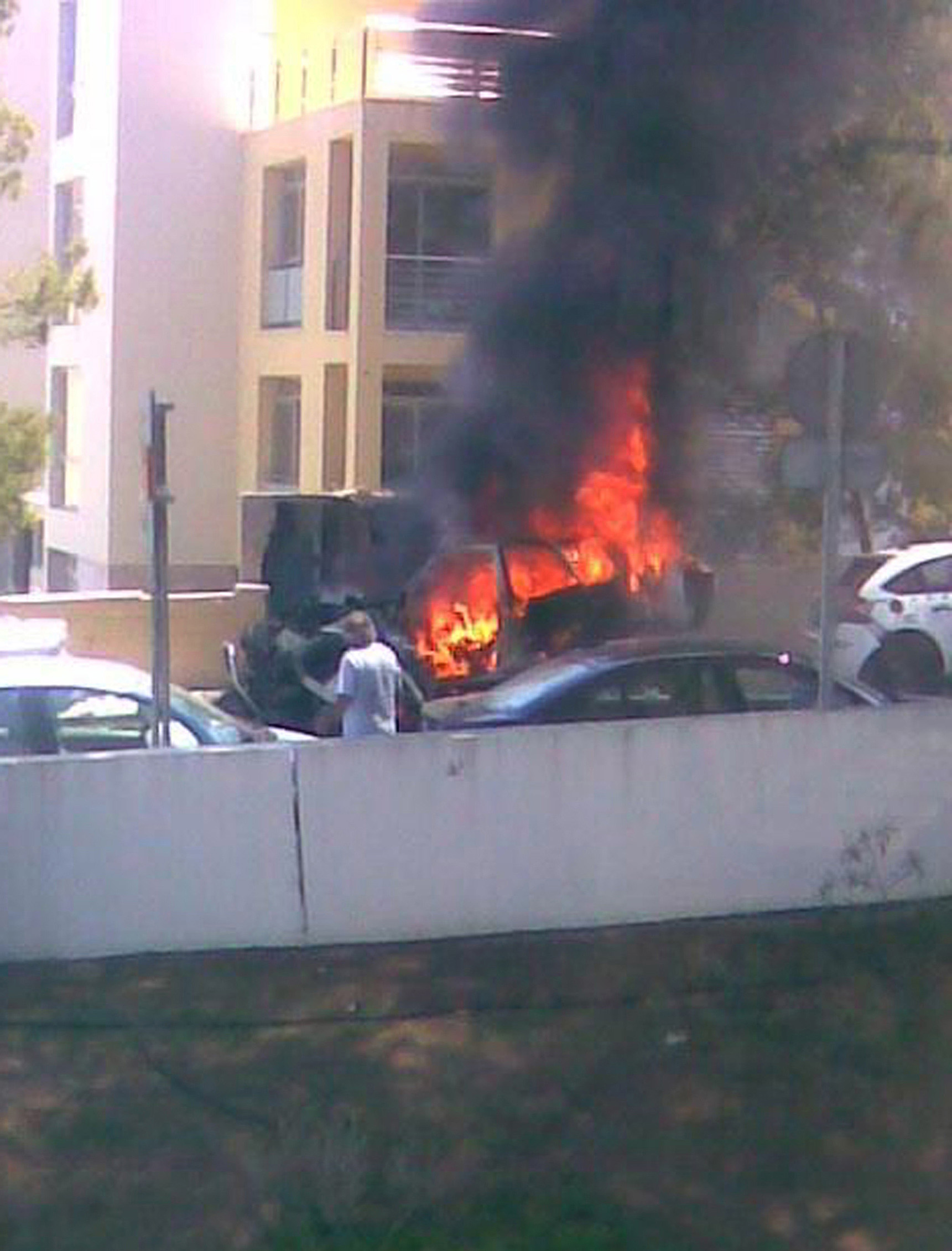 Bomba mata a dos agentes
