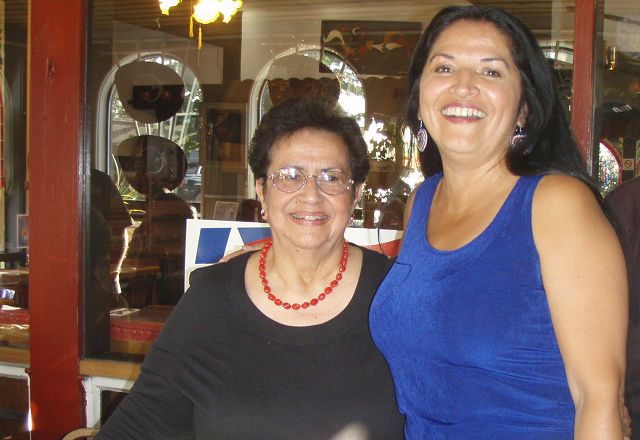 Senadora busca el voto latino