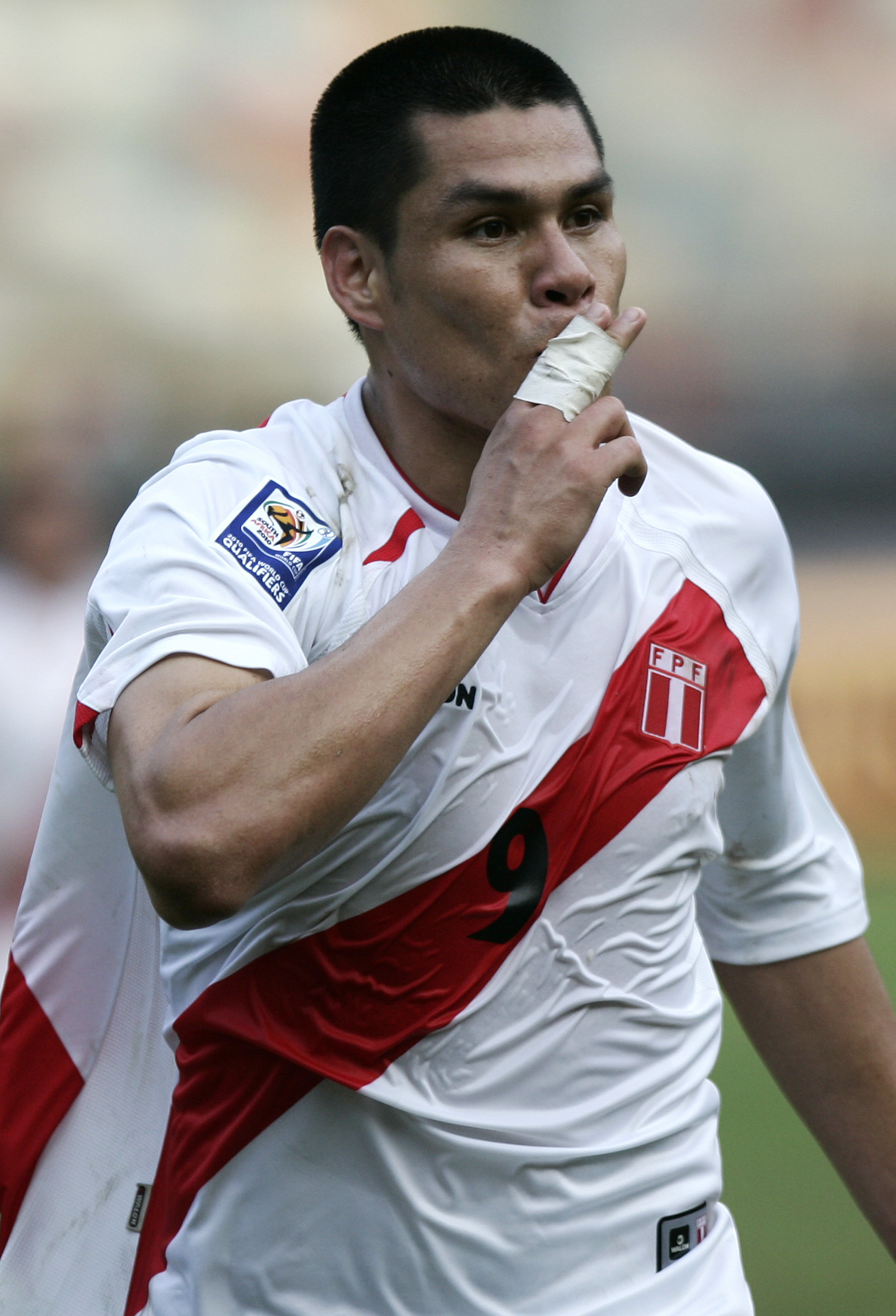 Per&uacute; mete en problemas a Uruguay