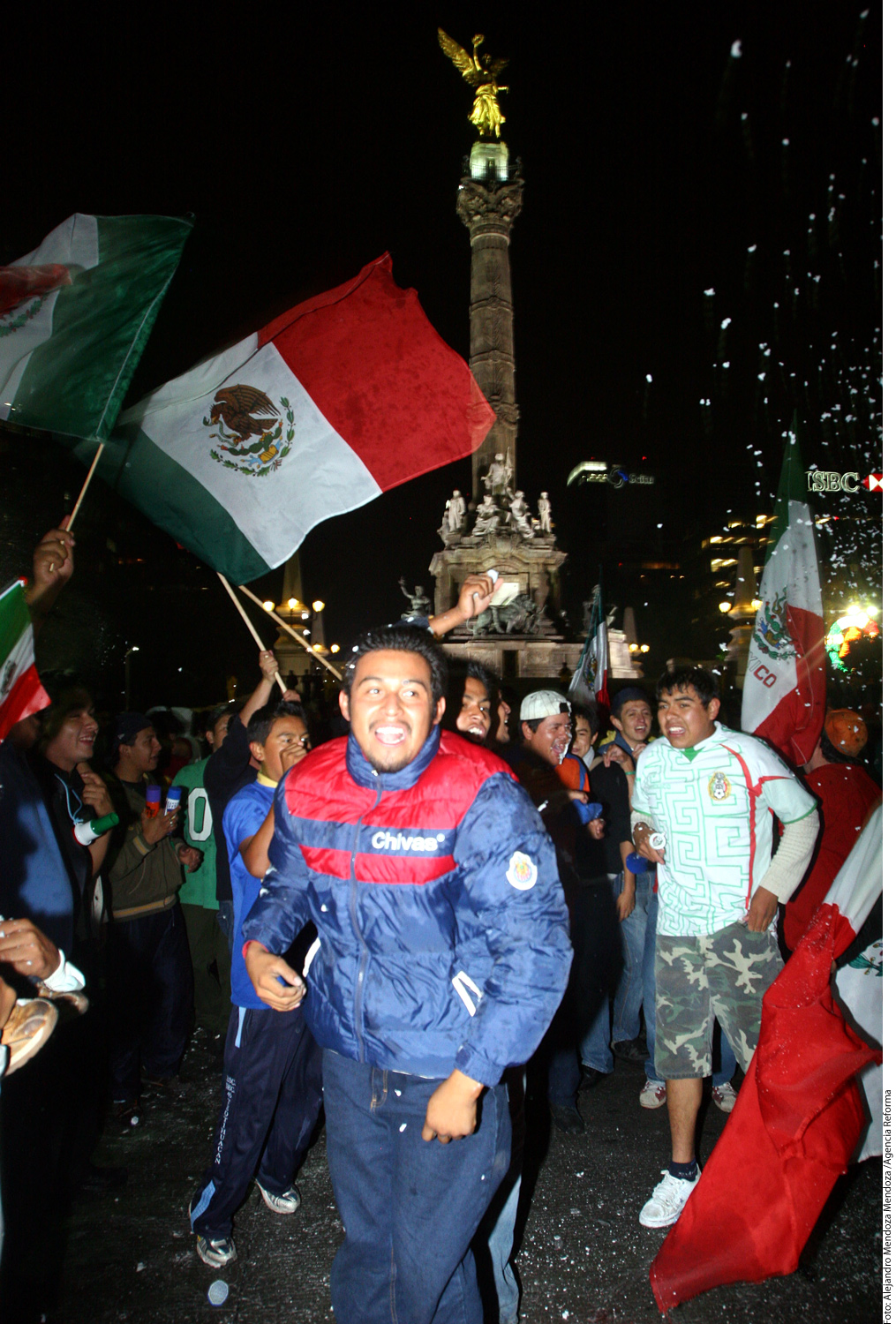 Celebran fans al ritmo del "Tri"